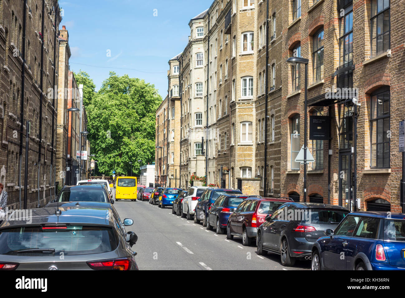 Voir des voitures garées sur la rue Dufferin, City of London, UK Banque D'Images