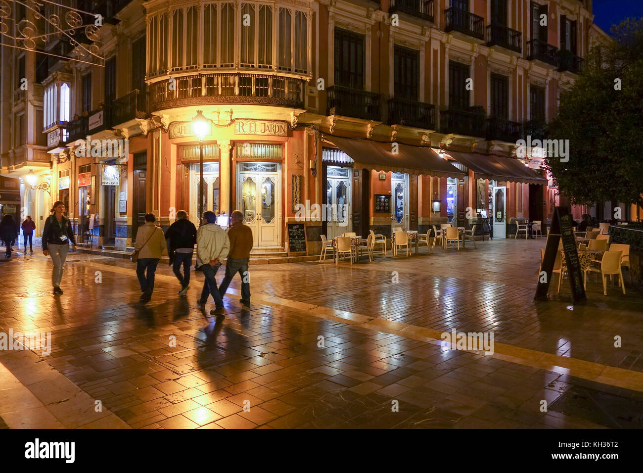 L'espagnol ancien bar cafétéria El Jardin, de nuit, Malaga, Andalousie, espagne. Banque D'Images