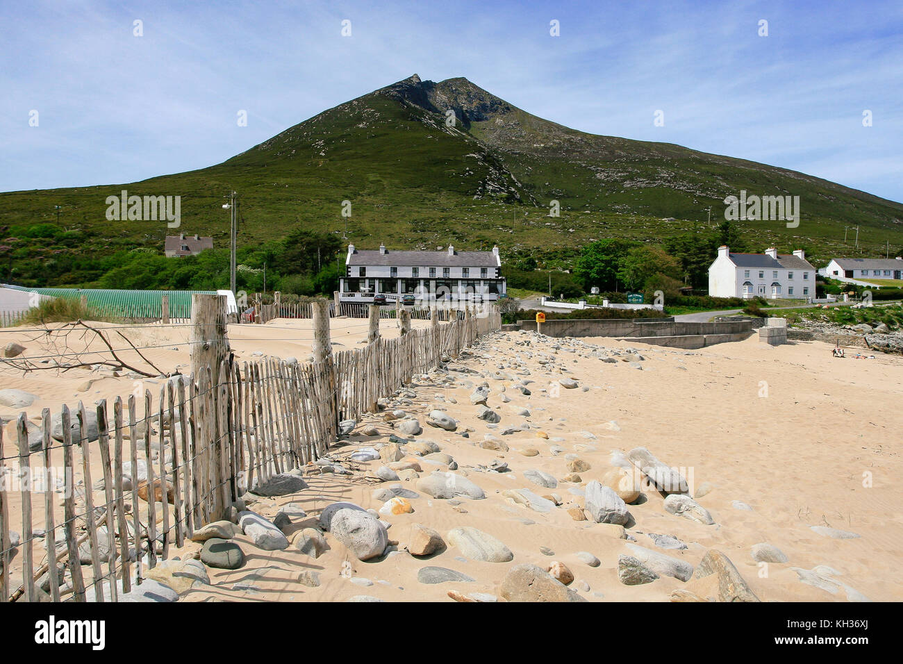 Slievemore mountain vu de la plage de Silver Strand Dugort Dugort au côté nord de l'île d'Achill, Comté de Mayo, Irlande Banque D'Images