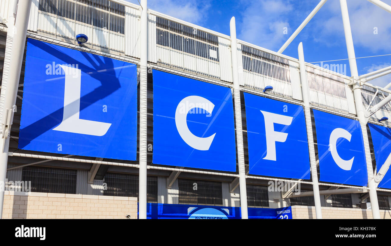 Une murale de Leicester City Football Club orne les initiales du King Power stadium en Angleterre. Le stade abrite le club de football de Leicester City. Banque D'Images