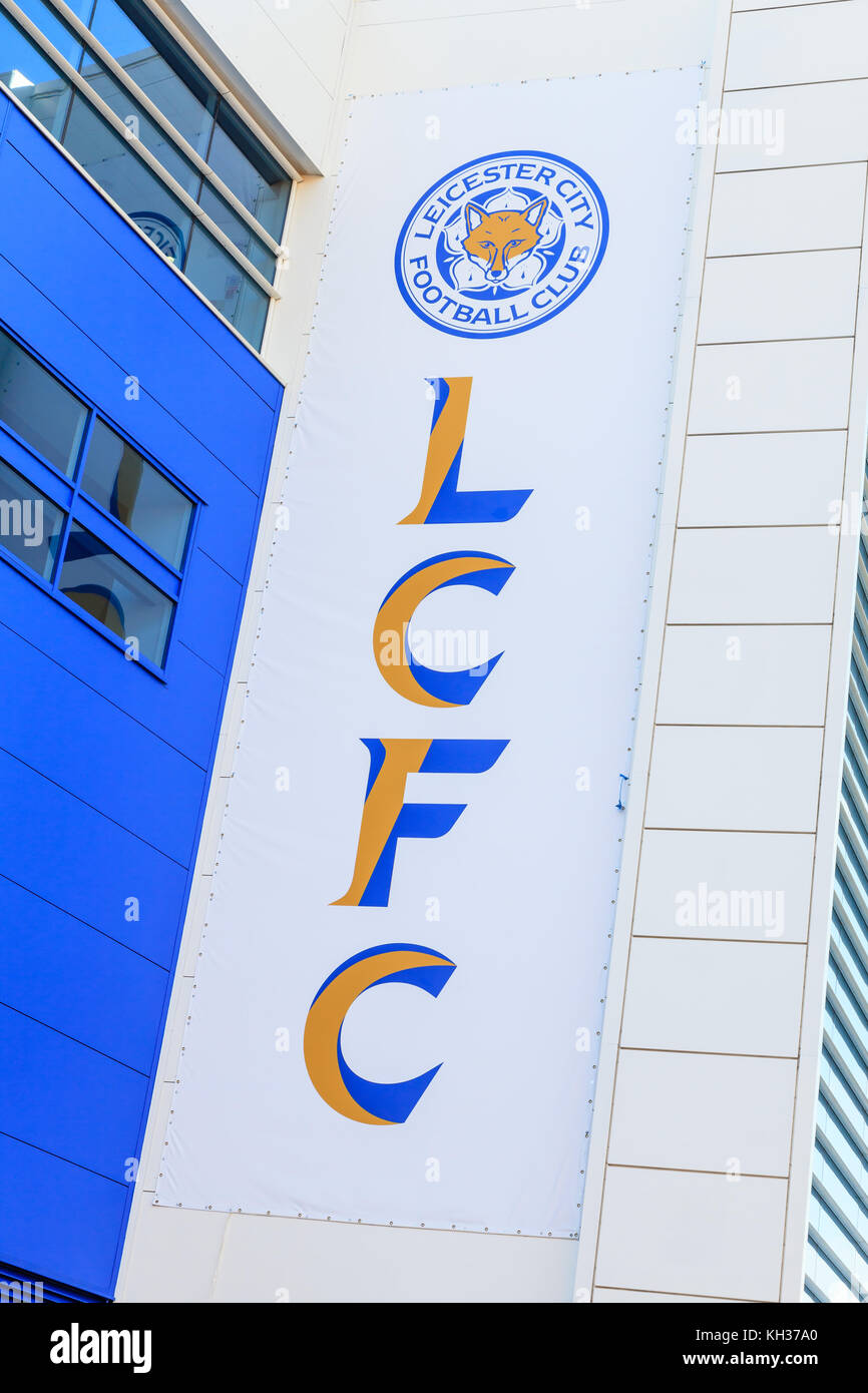 Une fresque de la ville de Leicester et badge club initiales ornent la King Power stadium en Angleterre. Le stade abrite le club de football de Leicester City. Banque D'Images
