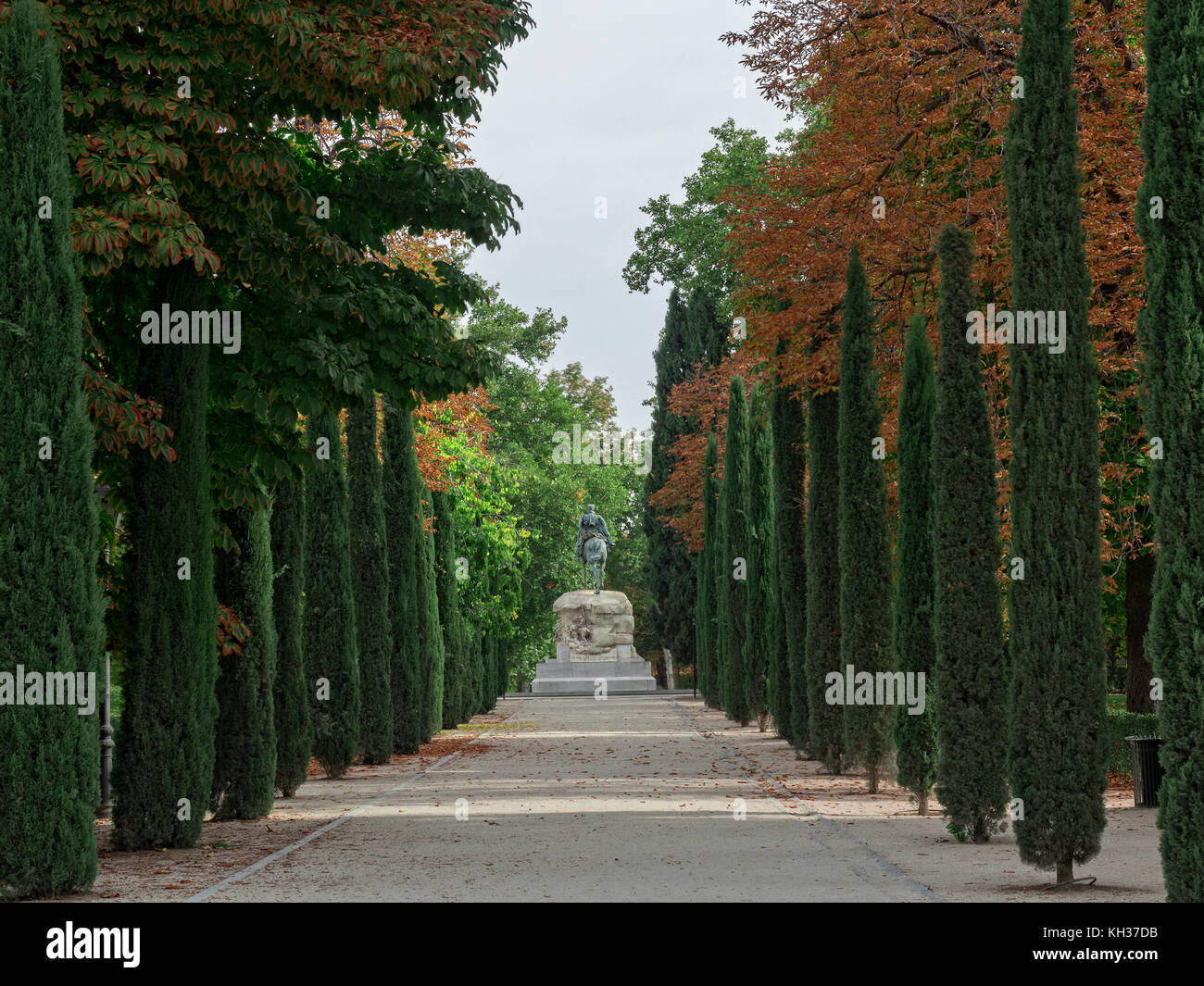 Promenez-vous dans le parc de la retraite à l'automne. Madrid Espagne Banque D'Images