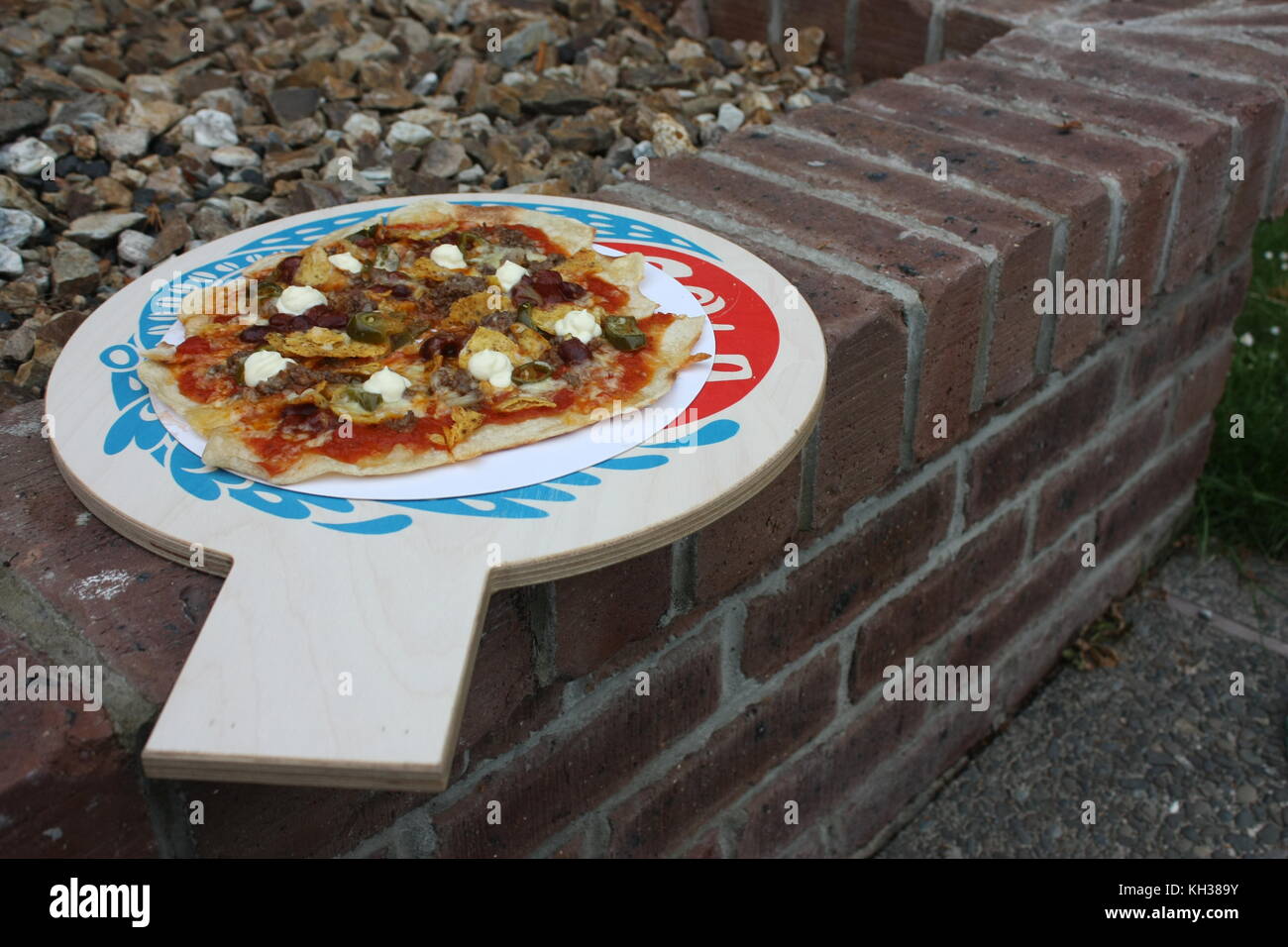 Des pizzas chaudes frais servi dans un emballage approprié, la mise en valeur de votre marque/ idées. Banque D'Images