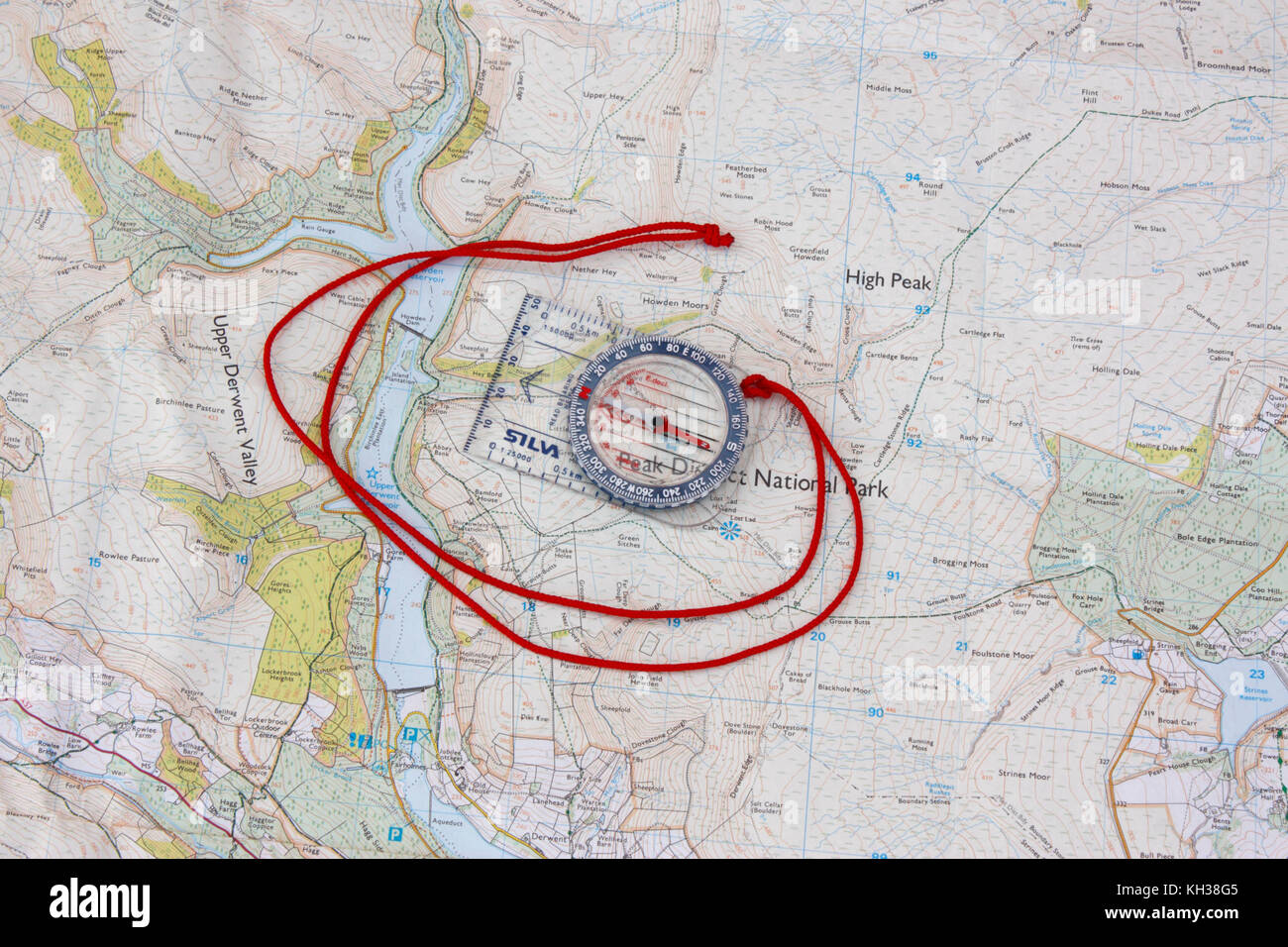 Compas de base sur la carte de l'Ordnance Survey. Photo concept signifiant la randonnée, la navigation dans le plein air, le plan d'apprentissage de lecture, l'exploration, d'aventure, etc. Banque D'Images