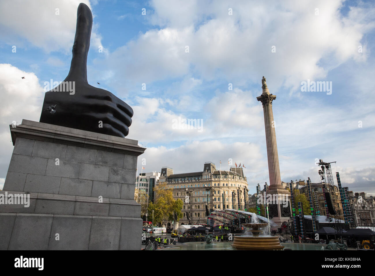 Londres, Royaume-Uni. 10 novembre, 2017. Une scène est prête à Trafalgar Square pour un concert gratuit par le groupe irlandais U2 et dj david guetta comme un précurseur de la Banque D'Images