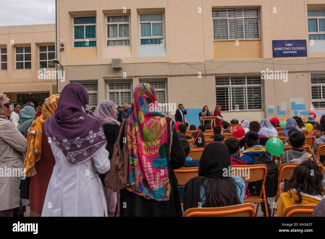 Athènes, Grèce. 12 nov, 2017. La communauté pakistanaise de la grèce 'unity' a organisé une école du dimanche pour les chilidren pour apprendre l'urdu, l'anglais et l'arabe pendant que leur mère va apprendre la langue grecque. de supports et d'enseignants bienvenue le chilidren avec ballons et bonbons. crédit : George/panagakis pacific press/Alamy live news Banque D'Images