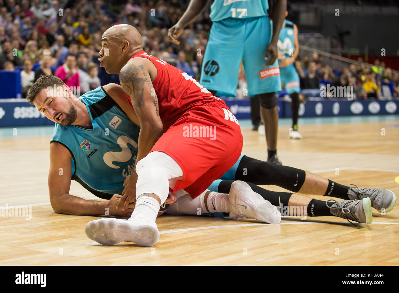 Madrid, Espagne. 12 novembre 2017. Goran Sutton (bleu) et Gregory Vargas (rouge) lors de la victoire de Montakit Fuenlabrada sur Movistar Estudiantes (69 - 71) en Ligue Endesa partie de saison régulière (jour 8) célébrée à Madrid au Centre Wizink. 12 novembre 2017 crédit: Juan Carlos García Mate/Pacific Press/Alay Live News Banque D'Images