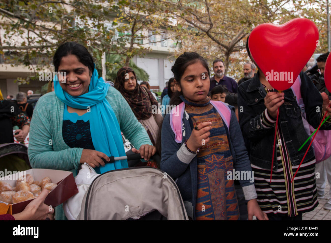 Athènes, Grèce. 12 nov, 2017. La communauté pakistanaise de la grèce 'unity' a organisé une école du dimanche pour les chilidren pour apprendre l'urdu, l'anglais et l'arabe pendant que leur mère va apprendre la langue grecque. de supports et d'enseignants bienvenue le chilidren avec ballons et bonbons. crédit : George/panagakis pacific press/Alamy live news Banque D'Images