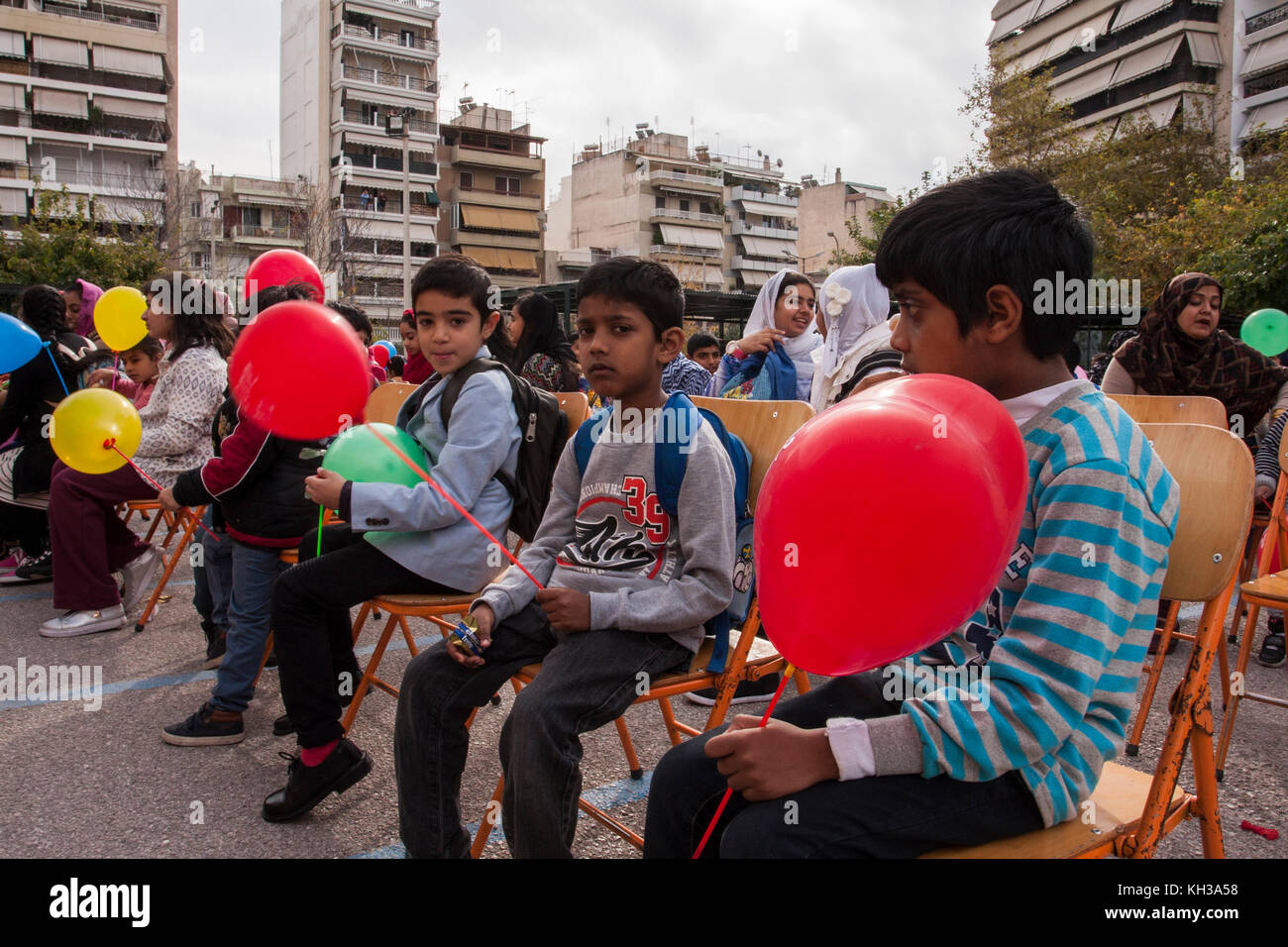 Athènes, Grèce. 12 nov, 2017. La communauté pakistanaise de la grèce 'unity' a organisé une école du dimanche pour les chilidren pour apprendre l'urdu, l'anglais et l'arabe pendant que leur mère va apprendre la langue grecque. de supports et d'enseignants bienvenue le chilidren avec ballons et bonbons. crédit : George/panagakis pacific press/Alamy live news Banque D'Images