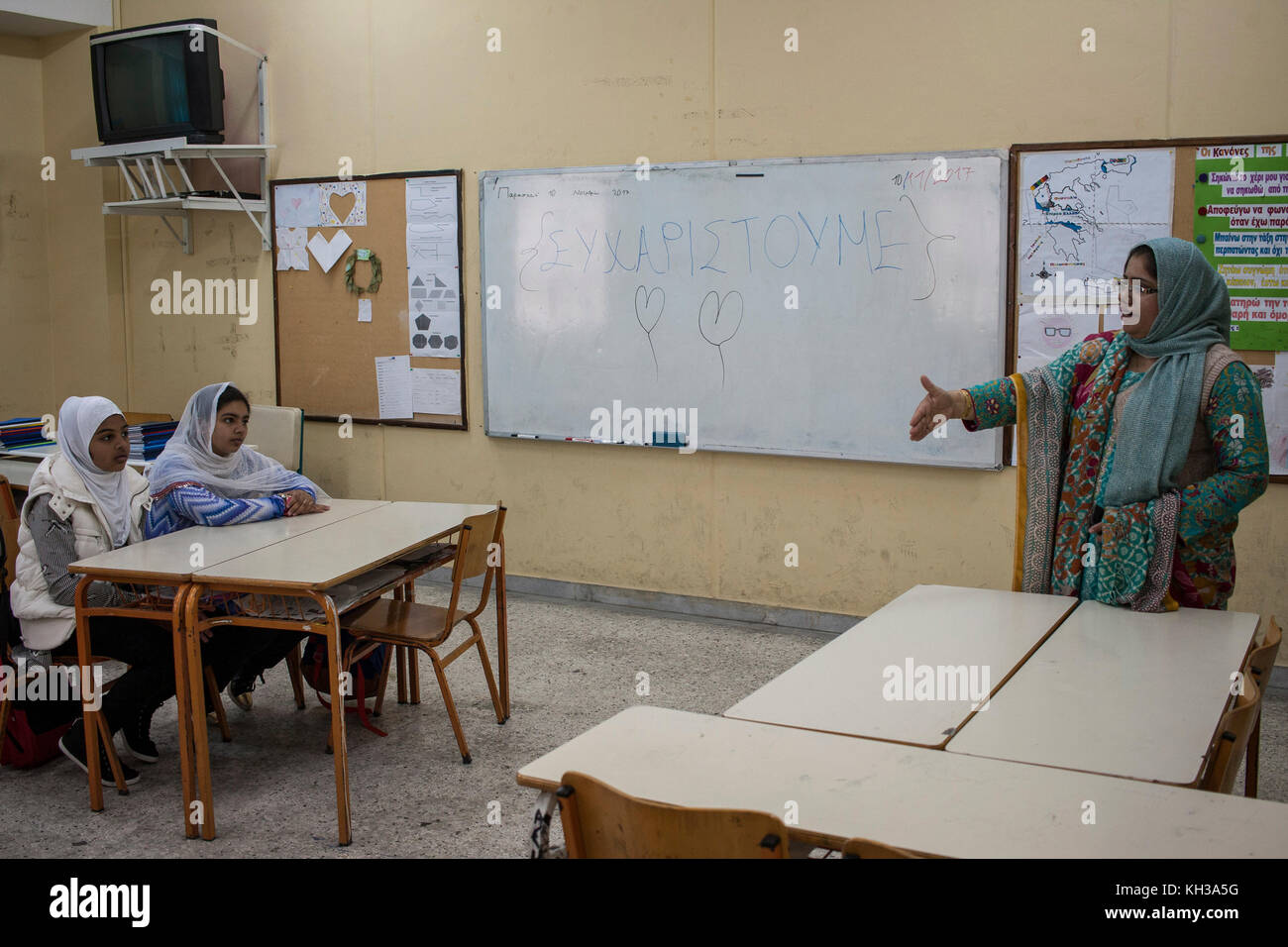 Athènes, Grèce. 12 nov, 2017. La communauté pakistanaise de la grèce 'unity' a organisé une école du dimanche pour les chilidren pour apprendre l'urdu, l'anglais et l'arabe pendant que leur mère va apprendre la langue grecque. de supports et d'enseignants bienvenue le chilidren avec ballons et bonbons. crédit : George/panagakis pacific press/Alamy live news Banque D'Images