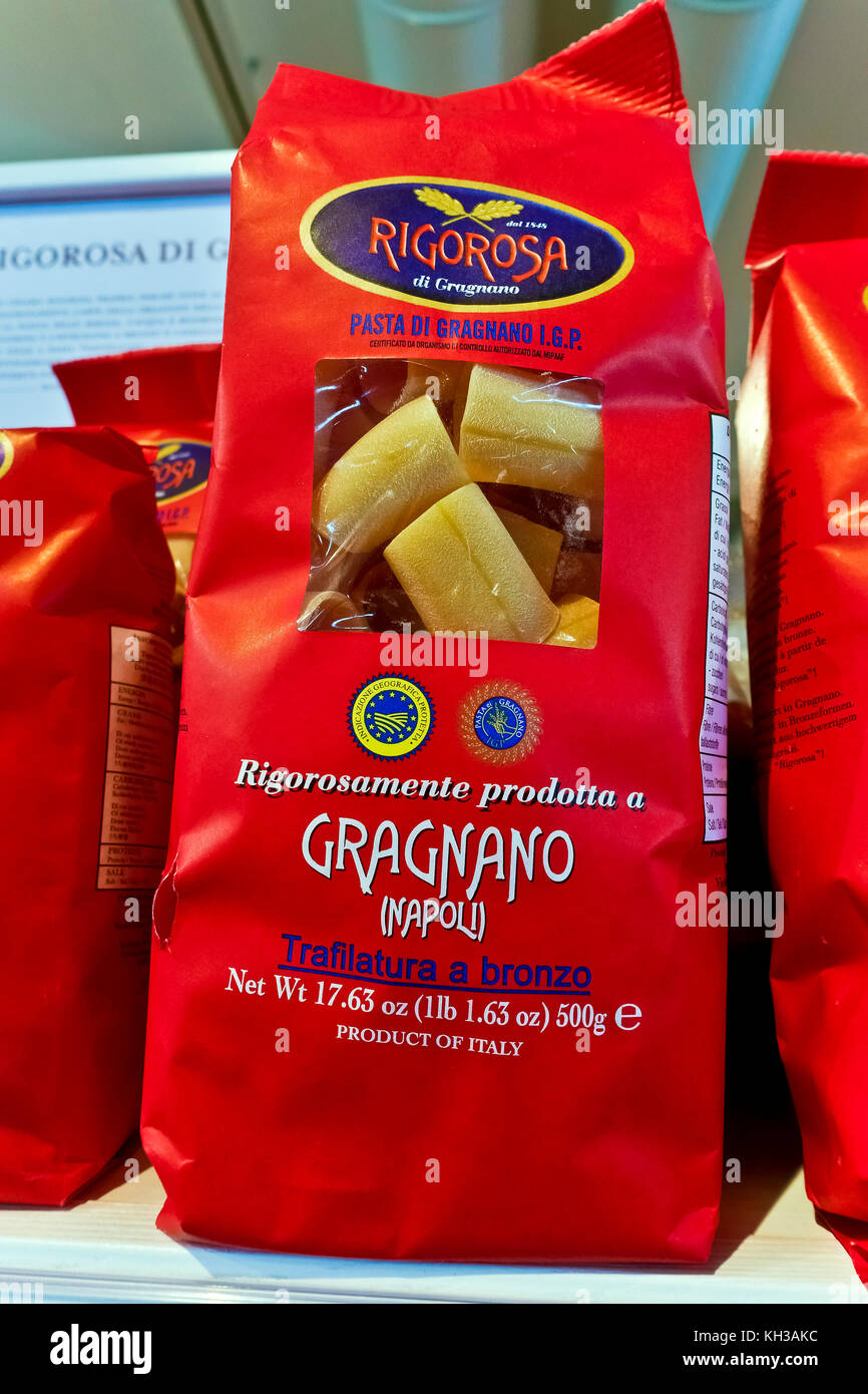 Mezze maniche, les pâtes de Gragnano packaging affiche sur une étagère pour la vente. Régime méditerranéen, cuisine italienne. L'alimentation végétarienne et végétalienne. Les boîtes de pâtes Banque D'Images