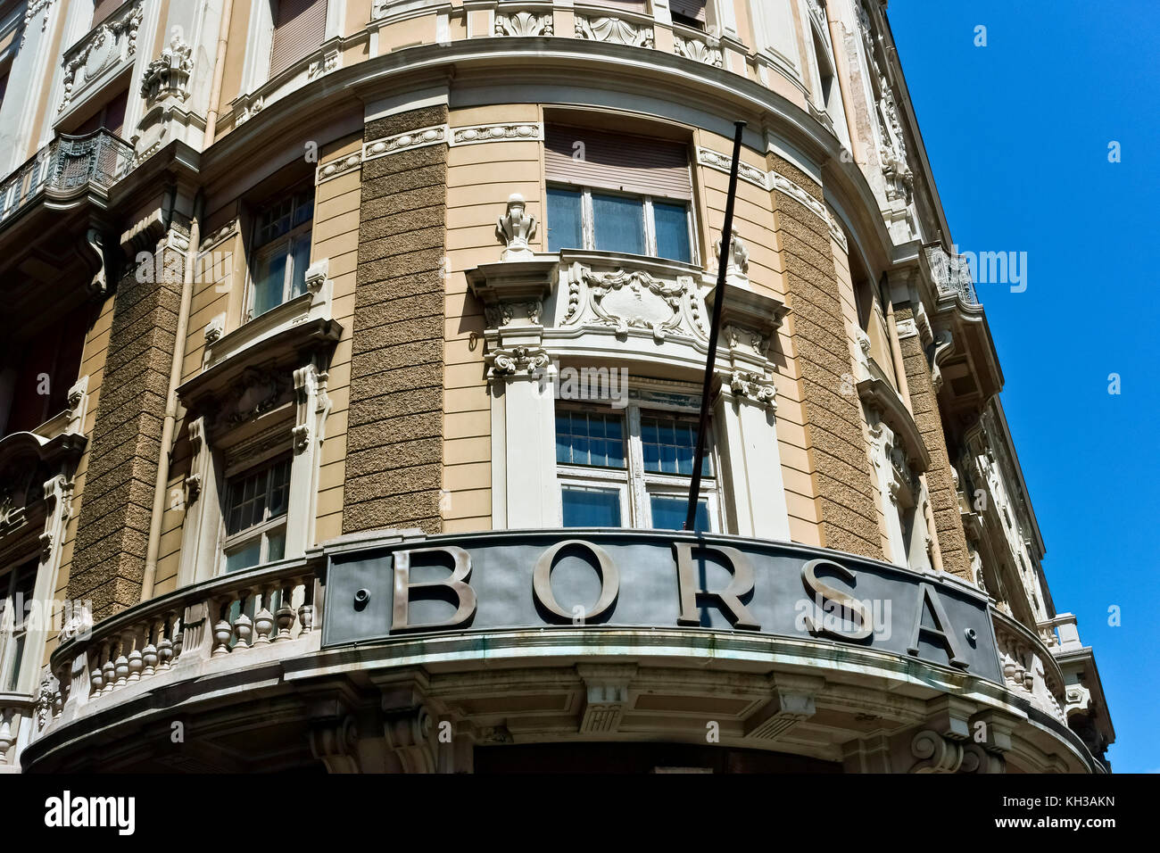Trieste New stock Exchange (Borsa Nuova), anciennement Dreher Palace. Trieste, Friuli Venezia Giulia, Italie Europe, UE. Ciel bleu clair, gros plan. Banque D'Images