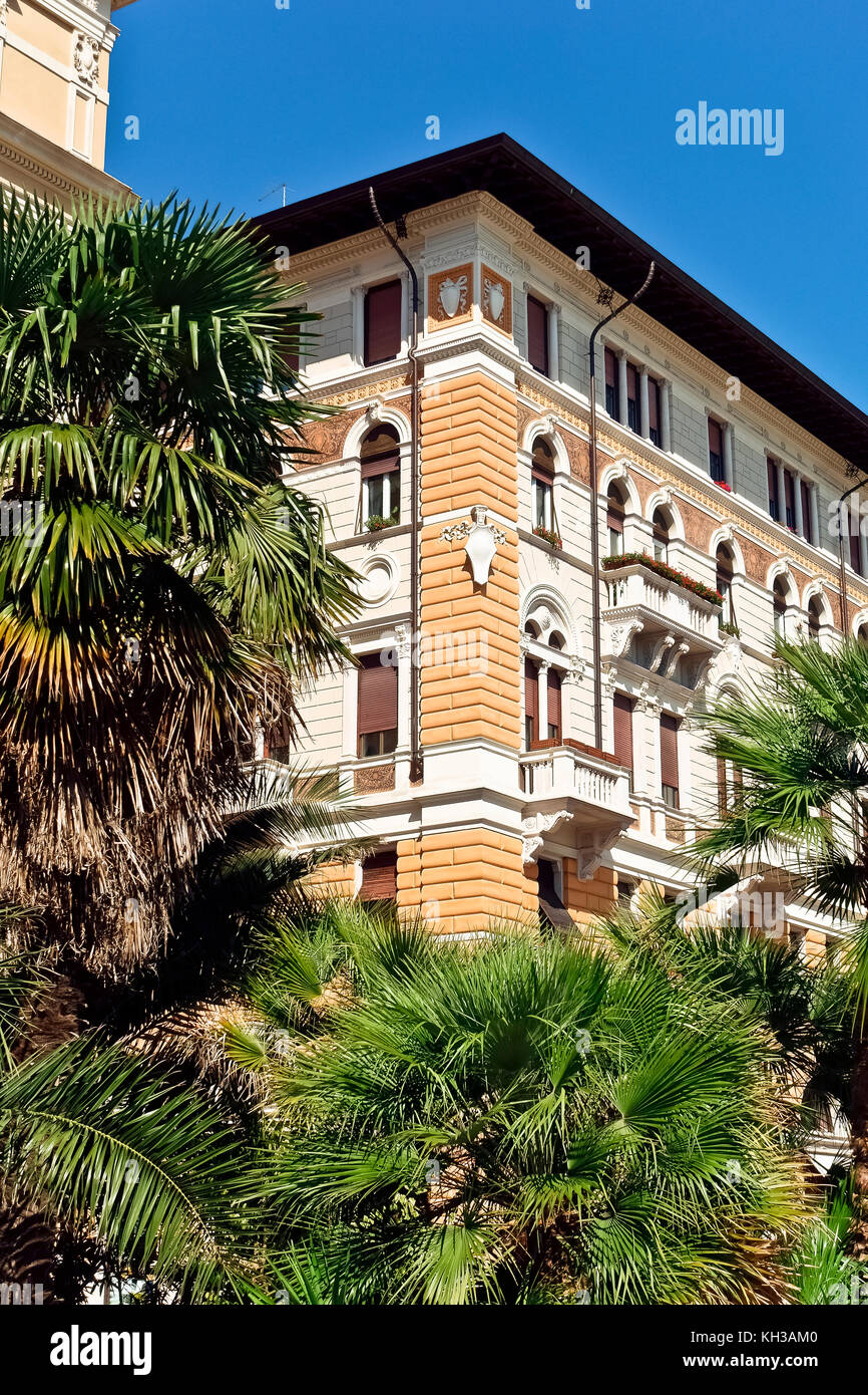 Appartement élégant, façade de bâtiment incroyable, centre-ville. Trieste, Friuli Venezia Giulia, Italie, Europe, Union européenne, UE. Ciel bleu clair. Banque D'Images