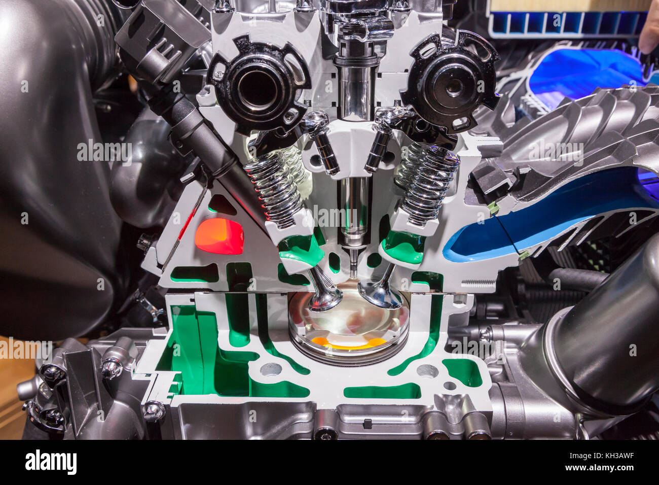 La section transversale d'un moteur à combustion automobile Photo Stock ...
