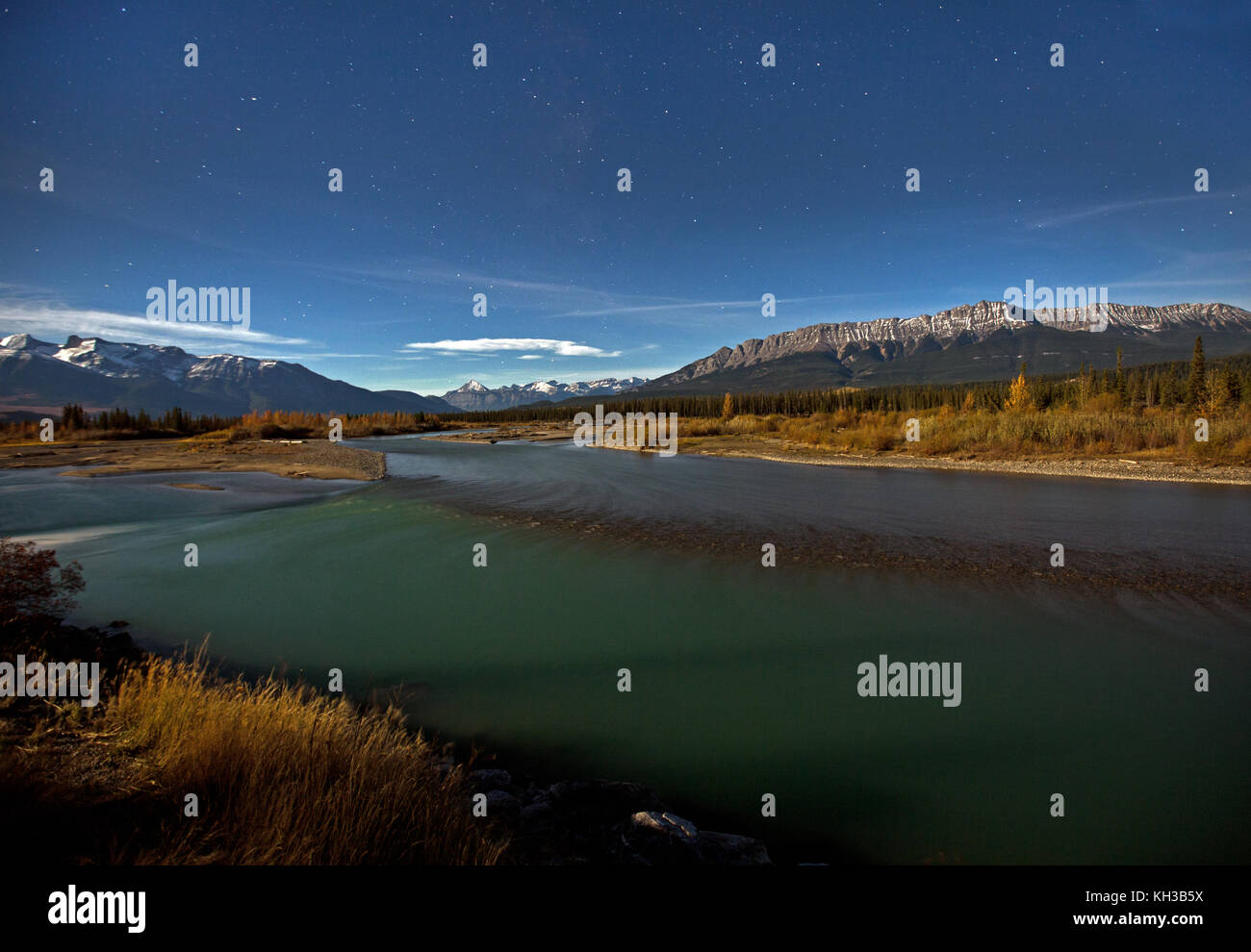 La rivière Athabasca, pyramide avec montagne en arrière-plan, la nuit Banque D'Images