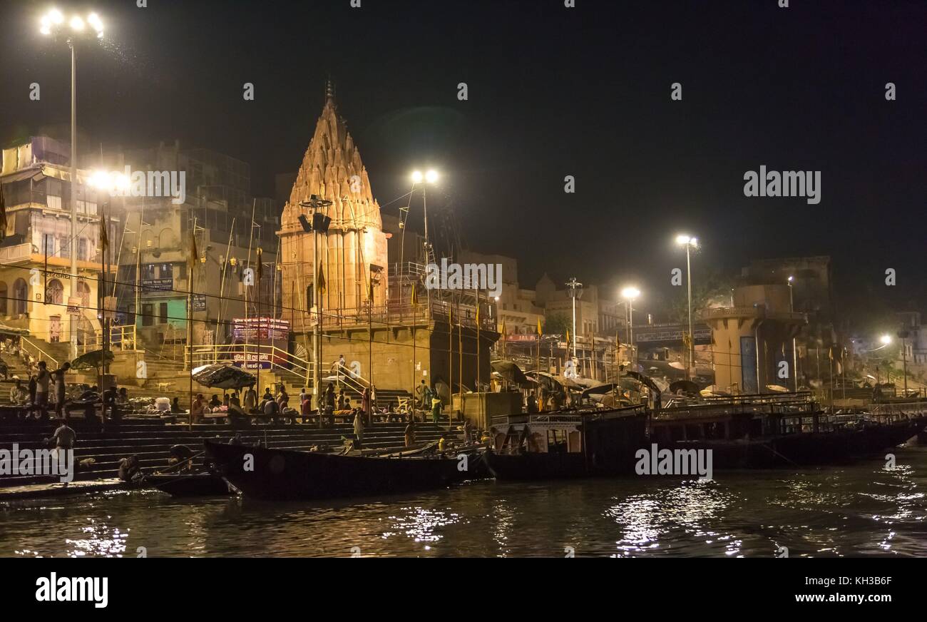 Ghats varanasi ville de nuit avec des anciens temples et bâtiments architecturaux comme vu à partir d'un bateau sur le Gange. Banque D'Images