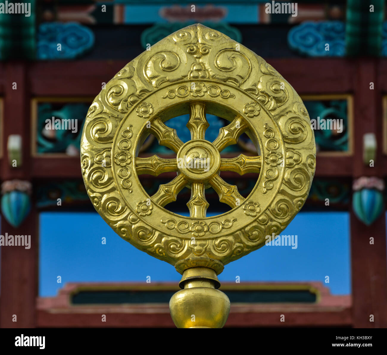 Dharmacakra ou la roue de la loi. golden symbole dans l'ivolginsky datsan à Oulan-oudé, Bouriatie, la Russie. Le dharmacakra est l'un des plus anciens connus Banque D'Images