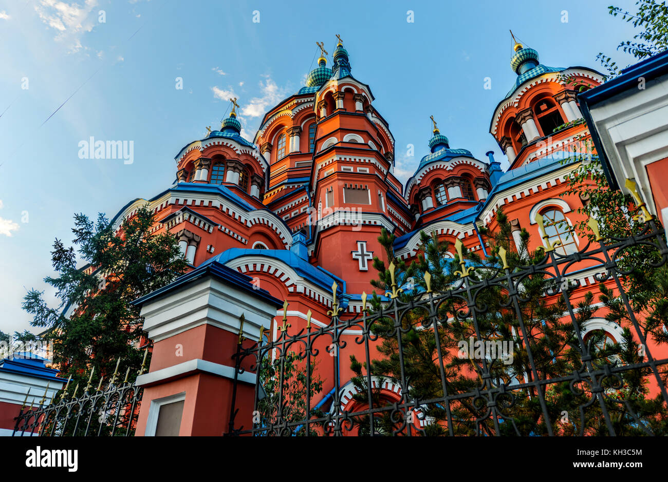 Église Notre Dame de Kazan, Irkoutsk au lever du soleil. l'extérieur du bâtiment. église orthodoxe russe construite en 1885-1892. Banque D'Images