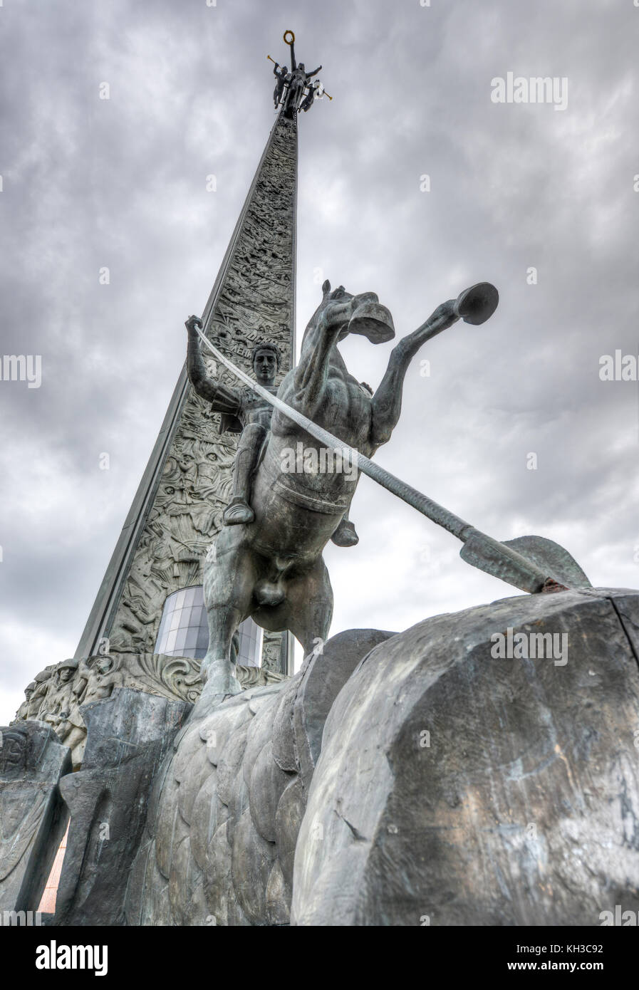 Colline poklonnaya obélisque, dans parc de la victoire, Moscou, Russie. statue de Nike sur haut avec saint Georges terrassant le dragon ci-dessous. commémorant la victoire ov Banque D'Images