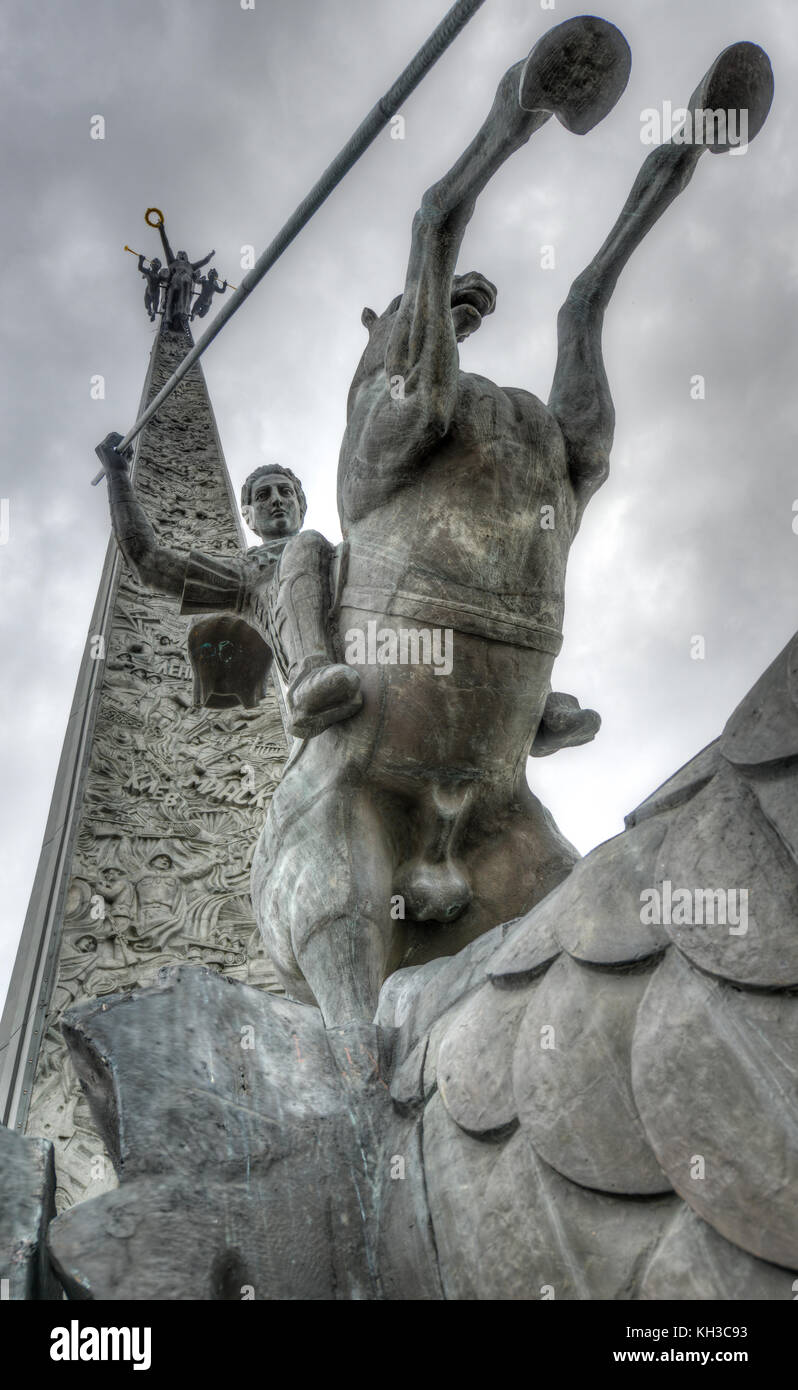 Colline poklonnaya obélisque, dans parc de la victoire, Moscou, Russie. statue de Nike sur haut avec saint Georges terrassant le dragon ci-dessous. commémorant la victoire ov Banque D'Images