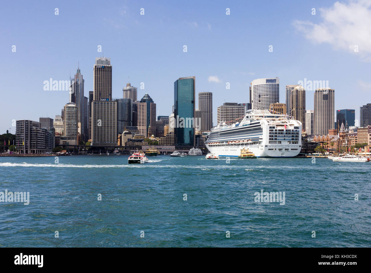 Diamond Princess bateau de croisière amarré dans le port de Sydney par le Central Business District, New South Wales, Australie Banque D'Images