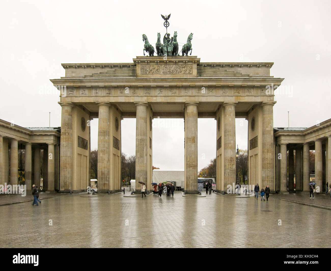 Chariot avec la déesse de la victoire Victoria sur la porte de Brandebourg, Berlin, Allemagne, un jour nuageux. Banque D'Images