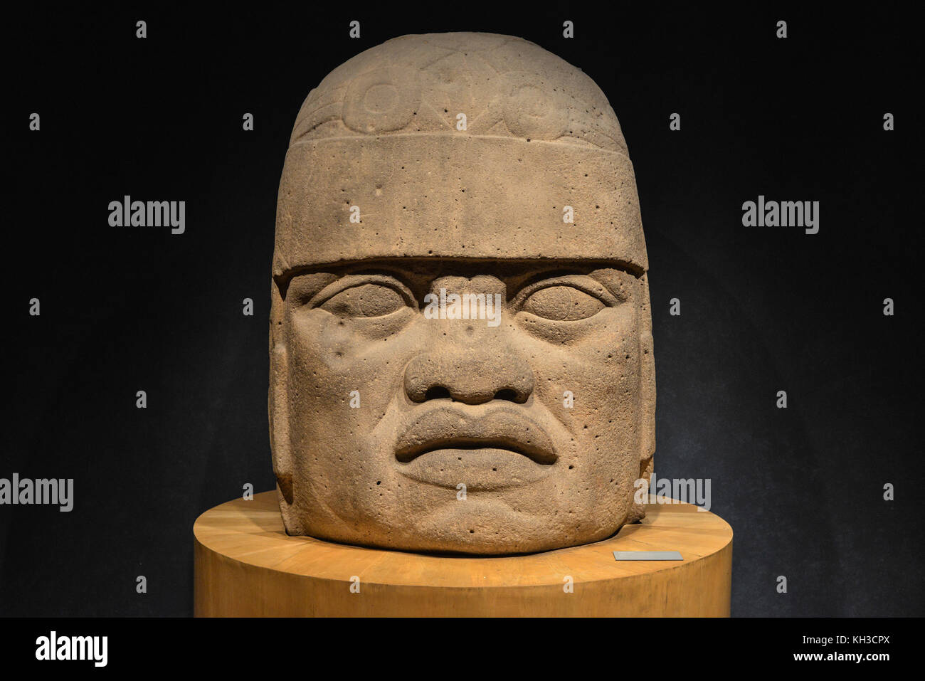 Une Tête Colossale Olmèque sculptée dans un gros rocher de basalte. La tête remonte à au moins avant 900 avant J.C. et qui est un trait distinctif de la olmèque civi Banque D'Images