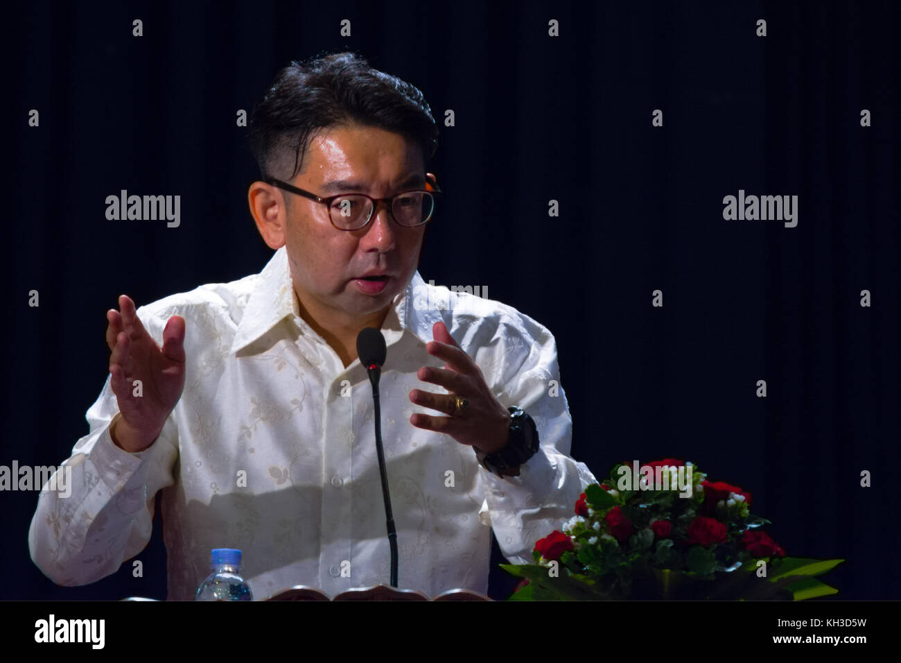 Takashi Hirano, producteur japonais, s'exprime à l'atelier de réalisation du film organisé dans le cadre du Festival du film japonais 2017 à Phnom Penh, au Cambodge. Banque D'Images