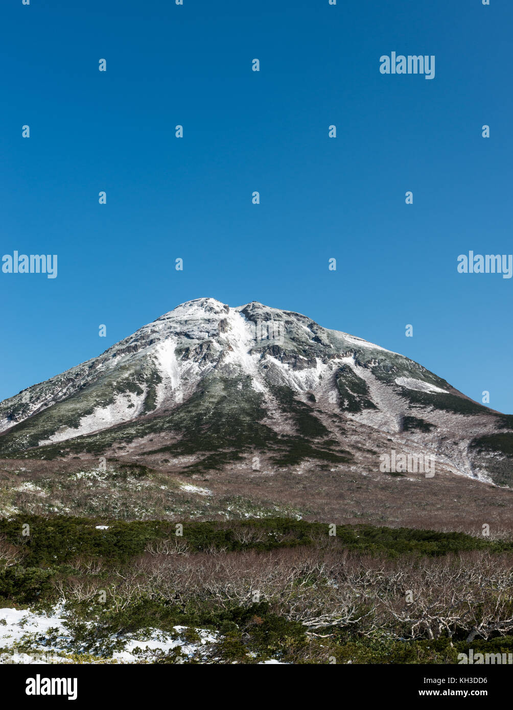 Avis de passage de Shiretoko et Mont Rausu, Parc National de Shiretoko, Hokkaido au Japon. Banque D'Images