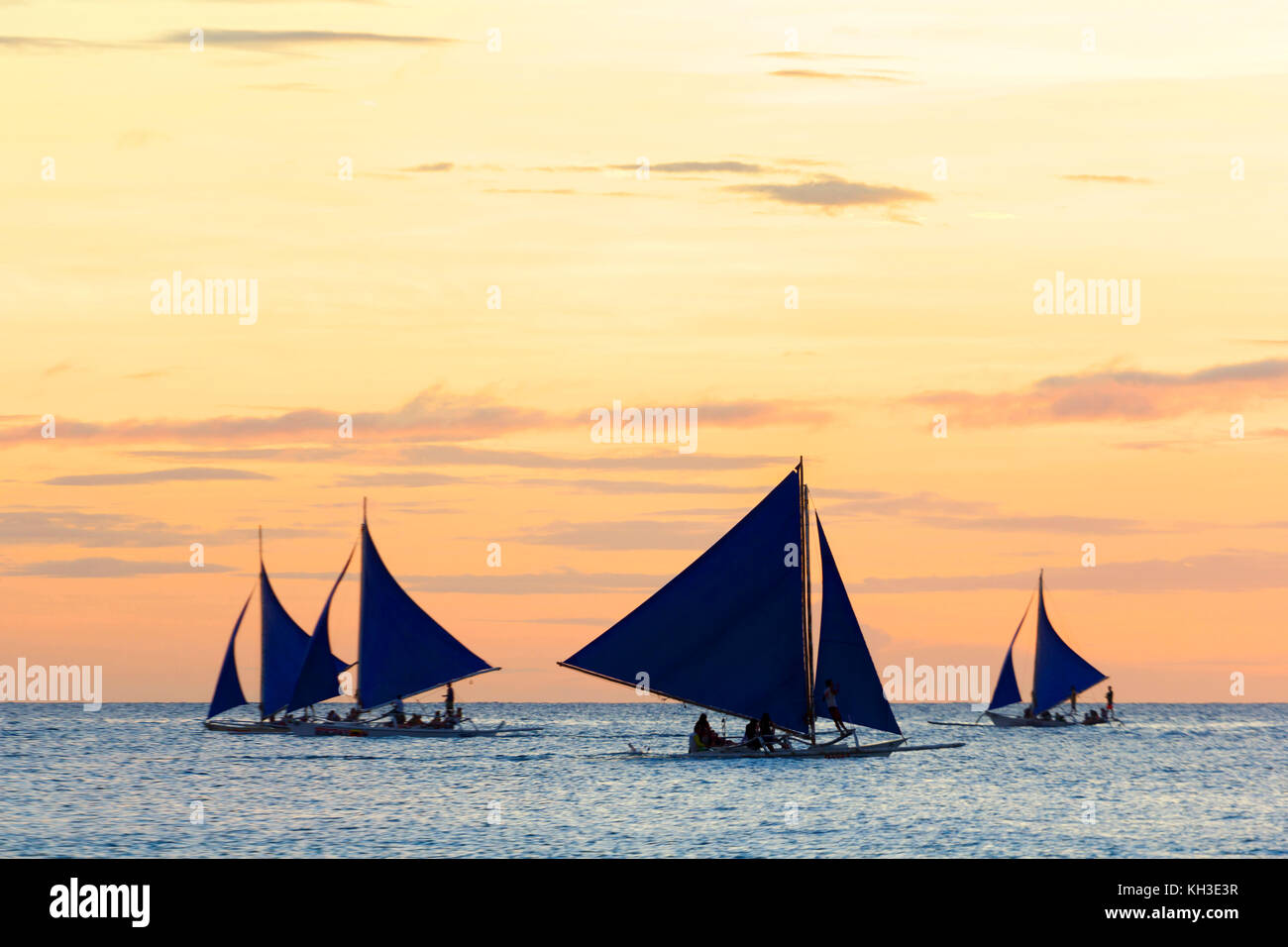 Voiliers appelés paraw au coucher du soleil à Boracay Banque D'Images