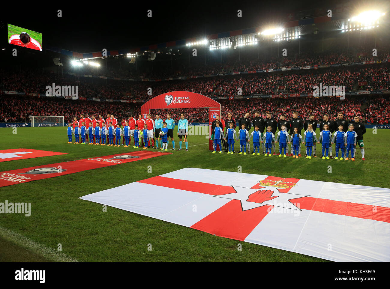 Les joueurs de la Suisse et de l'Irlande du Nord se font la queue avant le deuxième match de qualification de la coupe du monde de la FIFA au parc St Jakob, Bâle. Banque D'Images