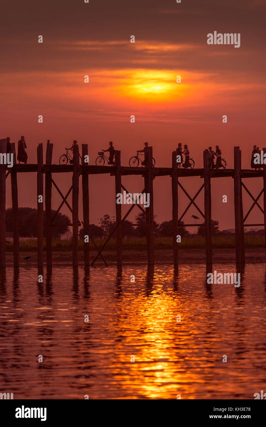 U Bein Bridge au coucher du soleil. Amarapura près de Mandalay au Myanmar (Birmanie). La passerelle, sur le lac Taungthaman, a été construit en 1849 à l'aide de te récupéré Banque D'Images