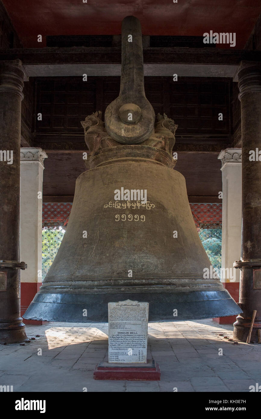 La cloche de Mingun, près de Mandalay au Myanmar (Birmanie). Exprimés en 1808 pour être placé dans la pagode de Mingun qui n'a jamais été terminé et est maintenant en ruines. En 189 Banque D'Images