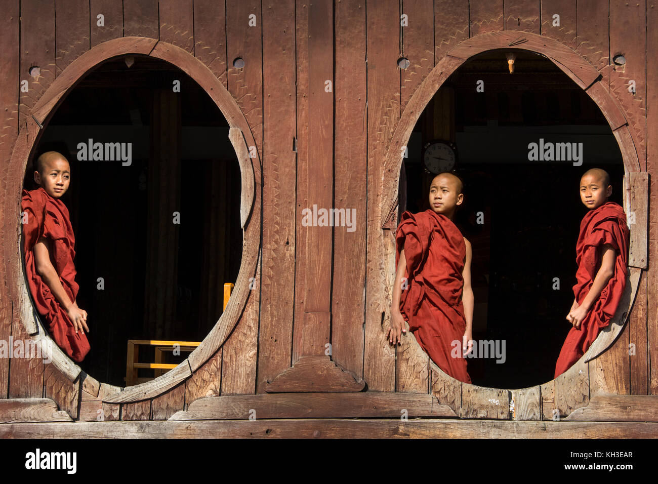 Les jeunes moines novices profiter du soleil du matin à Shwe Yaunghwe Kyaung monastère à Nyaungshwe près du lac Inle dans l'Etat Shan, dans le centre de Myanmar (Birmanie). Banque D'Images