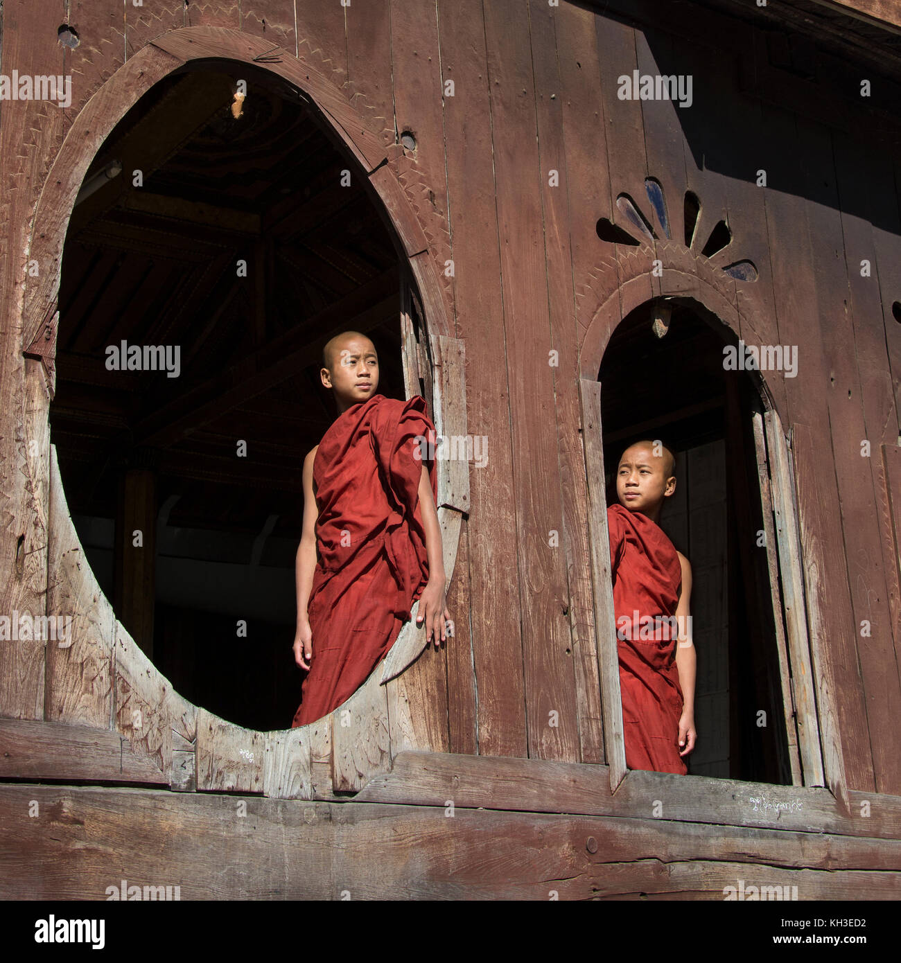 Deux frères moines novices - profitez du soleil matinal à Shwe Yaunghwe Kyaung monastère à Nyaungshwe près du lac Inle dans l'État Shan en Birmanie centrale (Bur Banque D'Images
