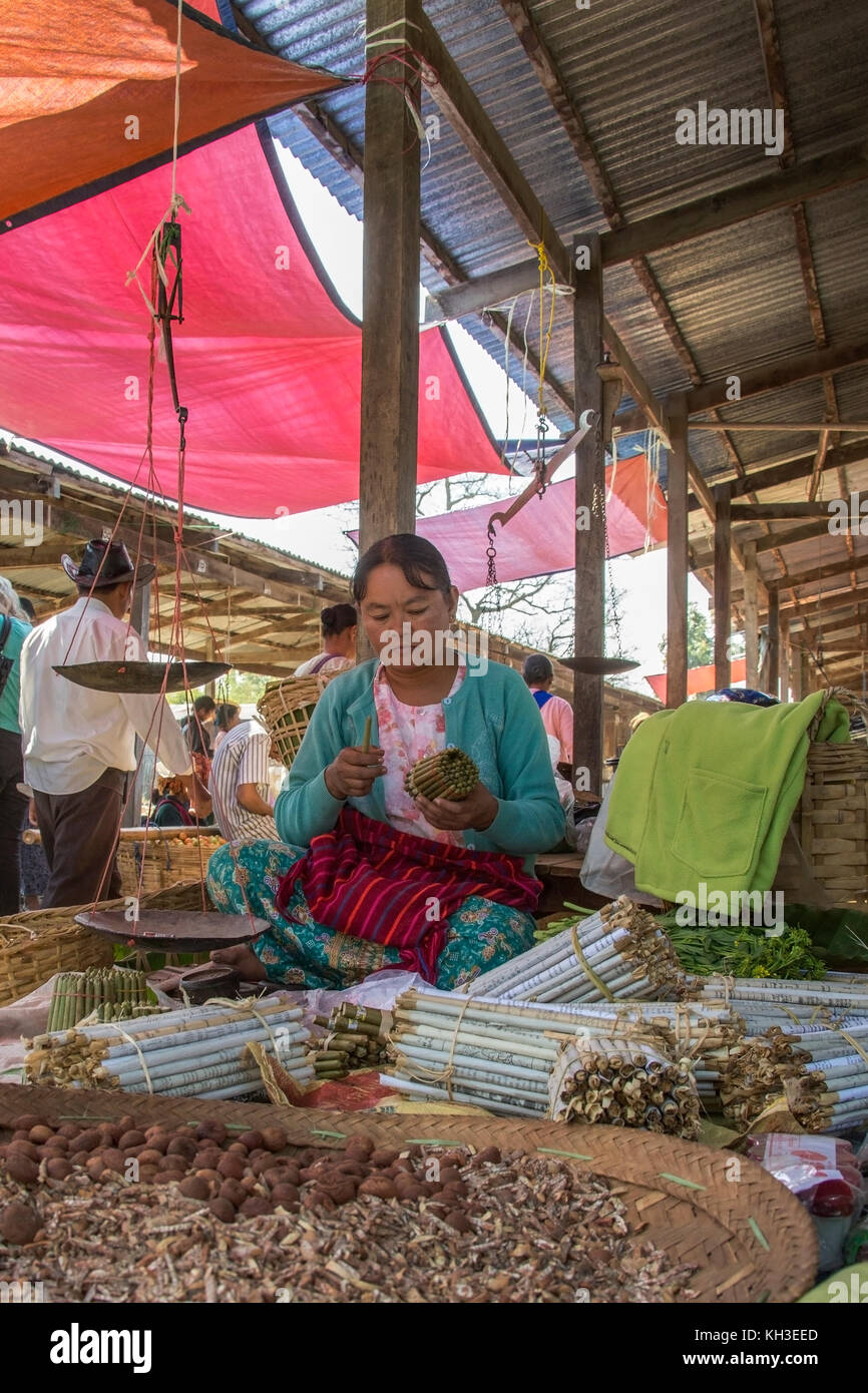 Une femme birmane vendant des cigares sur un stand à Bagan au Myanmar (Birmanie). Banque D'Images