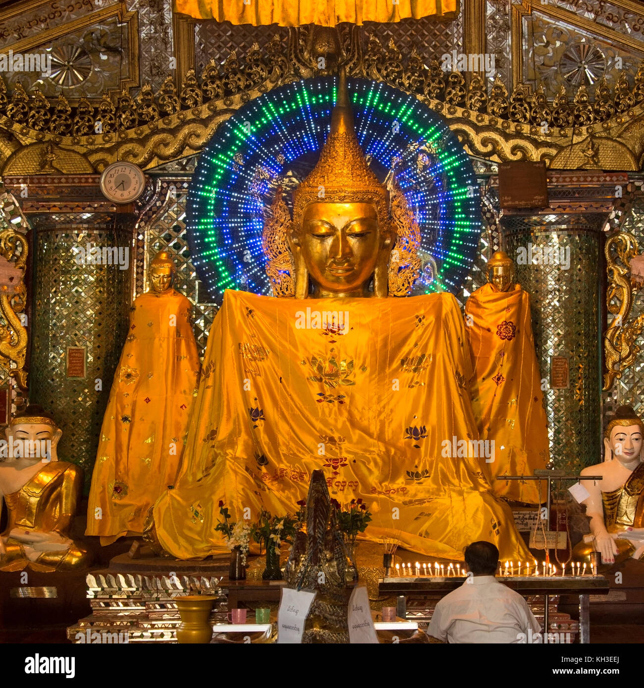 Images de Bouddha dans la pagode Shwedagon, officiellement intitulé Zedi Shwedagon Daw, dans la ville de Yangon au Myanmar (Birmanie). Banque D'Images