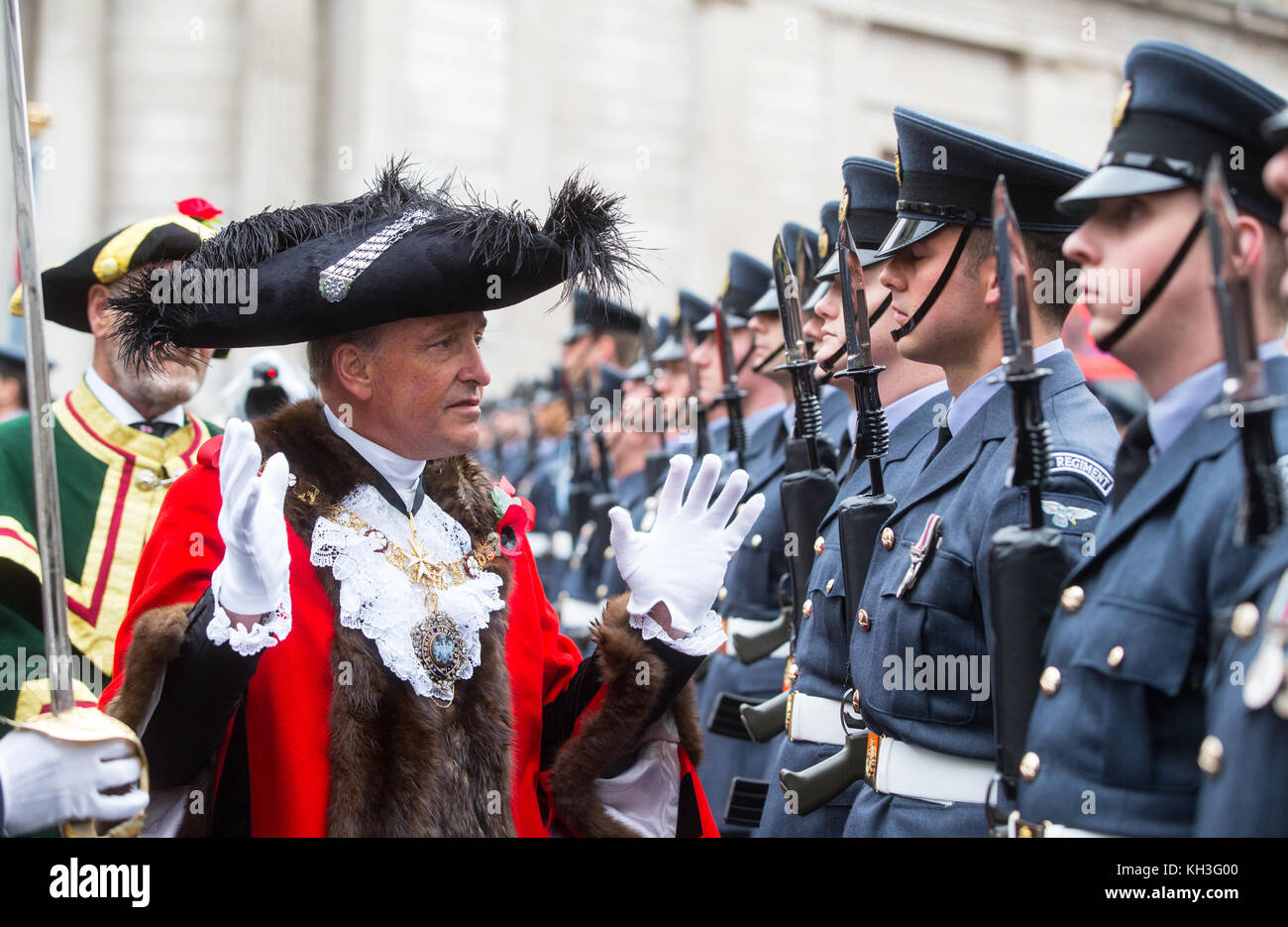 Le nouveau maire, Charles Bowman, passe les troupes en dehors de l'hôtel particulier de sa cérémonie inaugurale de la ville. Il est le 690th Maire Banque D'Images