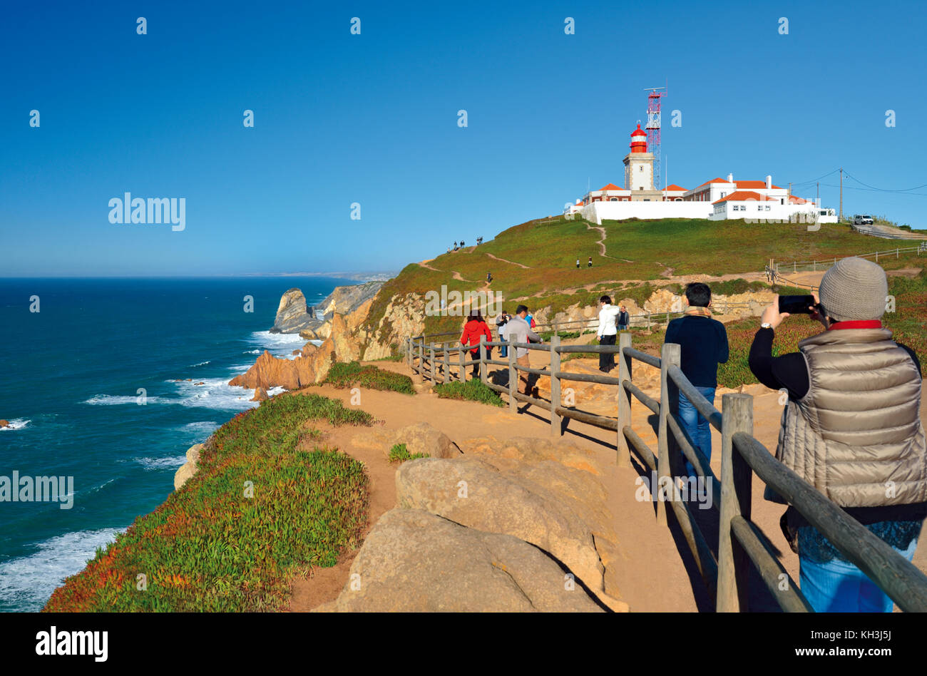 Touristes prenant un cliché de Cabo da Roca, le point le plus occidental de l'Europe continentale Banque D'Images