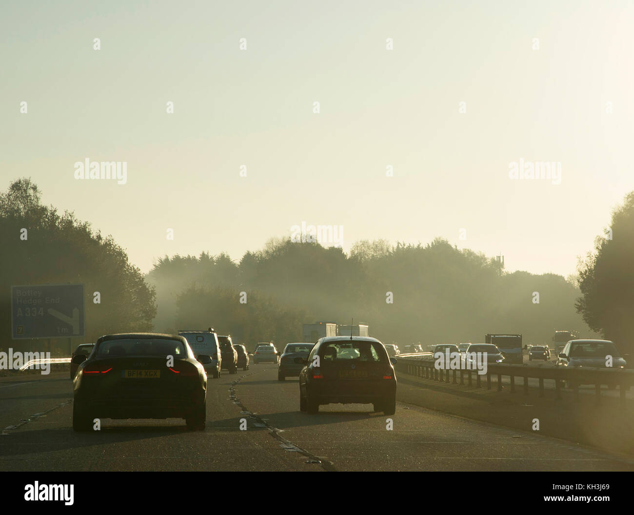 M27 la congestion du trafic à faible soleil d'hiver Banque D'Images