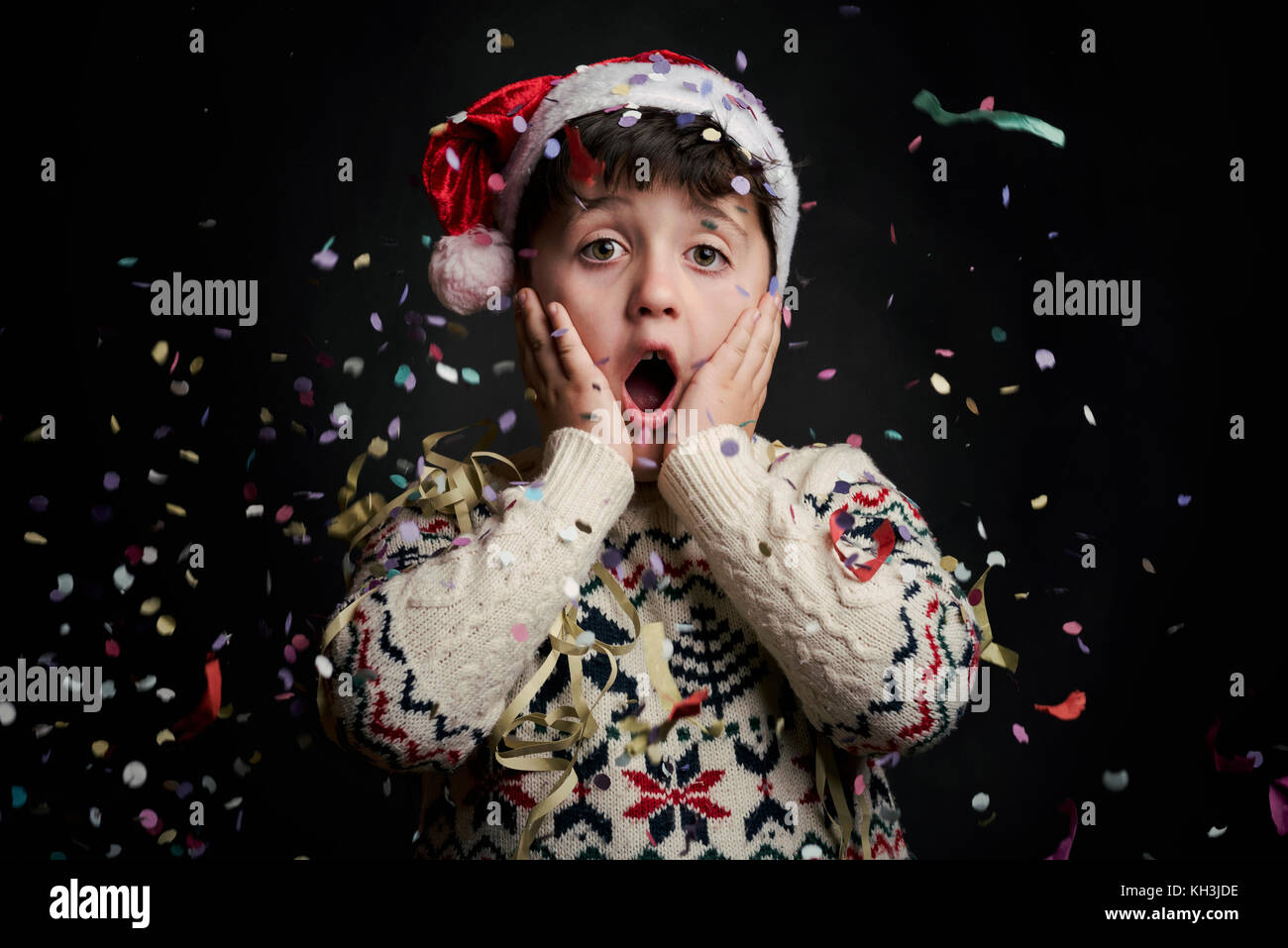 L'enfant surpris dans le nouvel an sur fond noir Banque D'Images