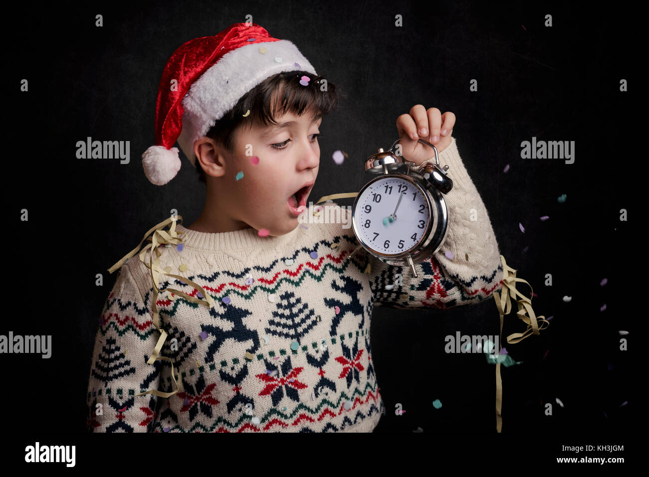 L'enfant surpris dans le nouvel an sur fond noir Banque D'Images