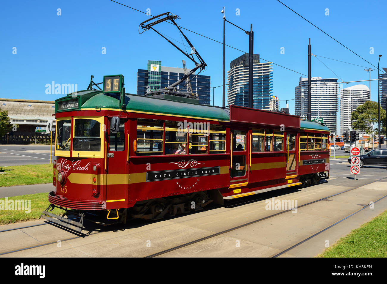 City Circle tram 35, d'un tram touristique, opère dans le quartier central des affaires de Melbourne, Victoria, Australie Banque D'Images