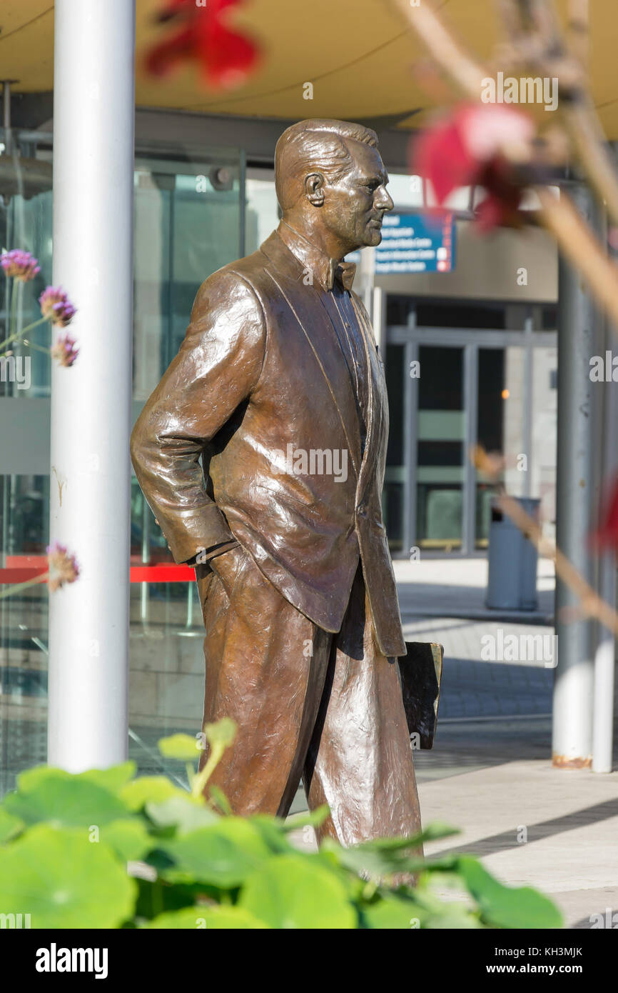 Cary Grant (Bristol-né acteur) statue de bronze au Millennium Square, Harbourside, Bristol, Angleterre, Royaume-Uni Banque D'Images