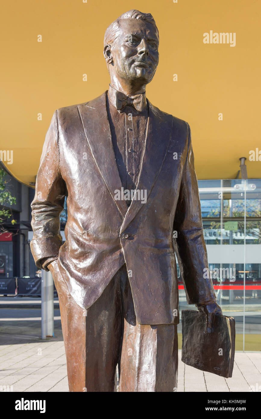 Cary Grant (Bristol-né acteur) statue de bronze au Millennium Square, Harbourside, Bristol, Angleterre, Royaume-Uni Banque D'Images