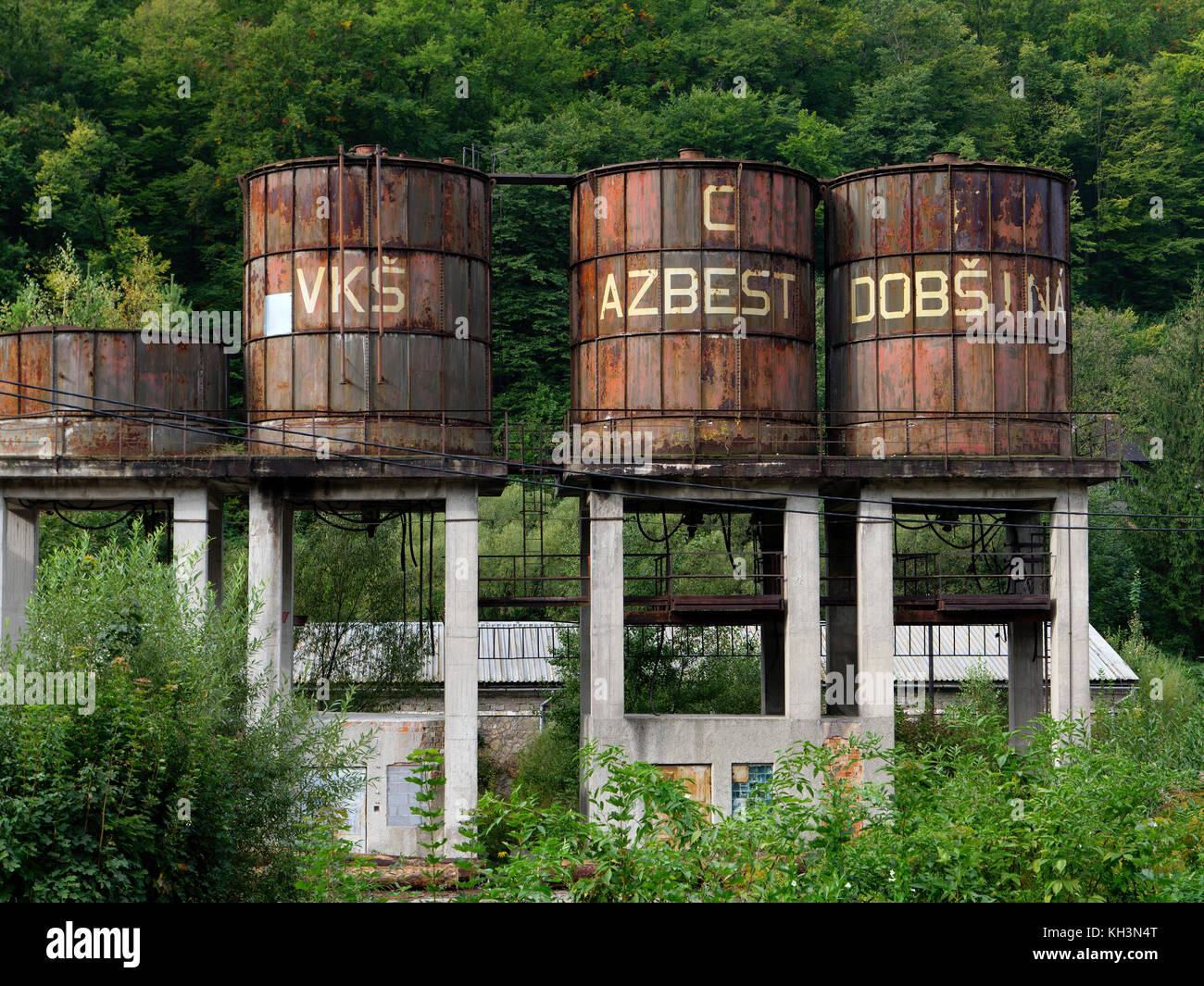 Silo d'amiante dans une usine de traitement du bois près de Dobsina, Kosicky kraj, Slovaquie, Europe Banque D'Images