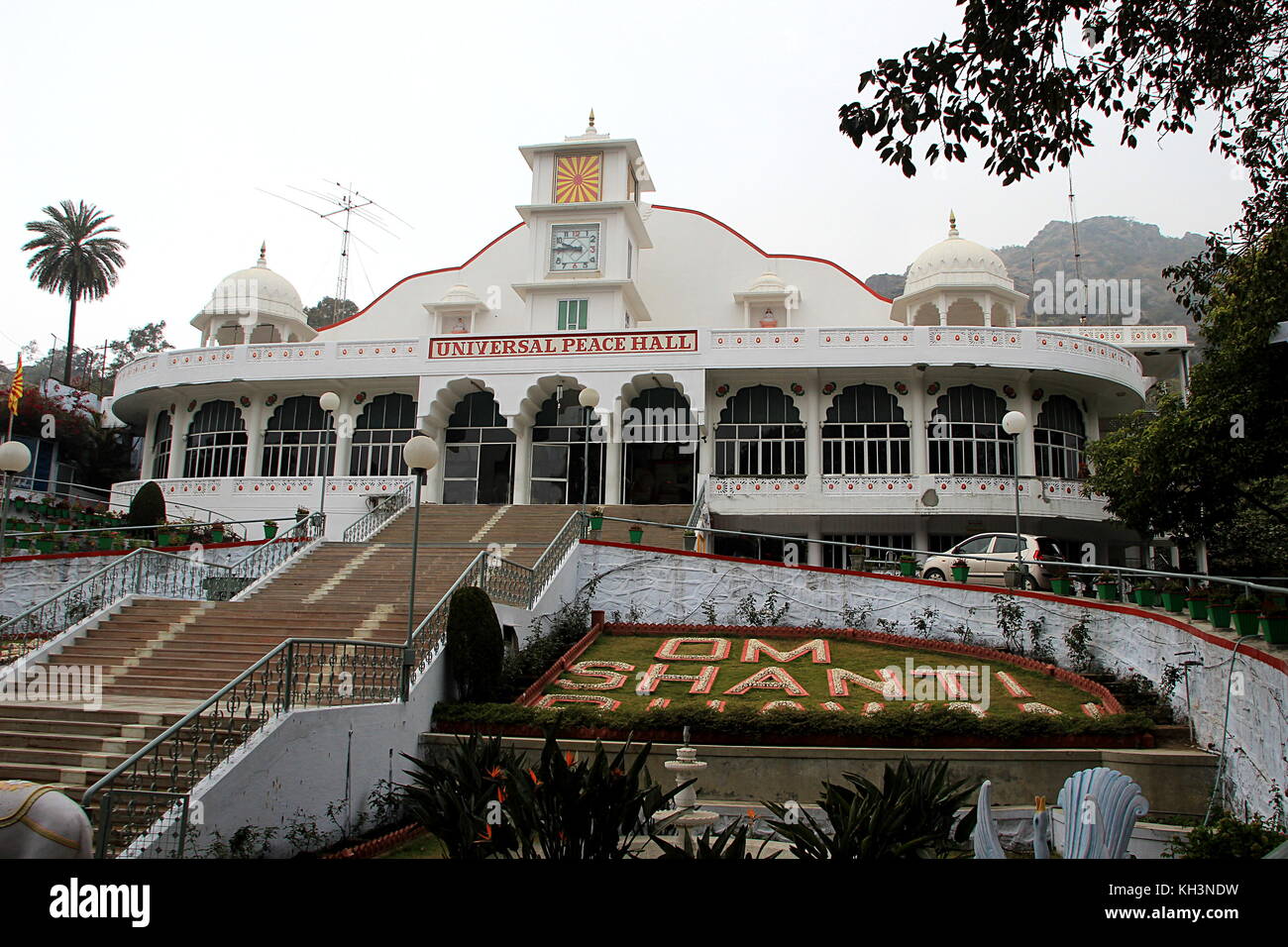 Avis de vishwa shanti bhavan (la paix universelle hall) au mont Abu au Rajasthan, Inde, Asie Banque D'Images