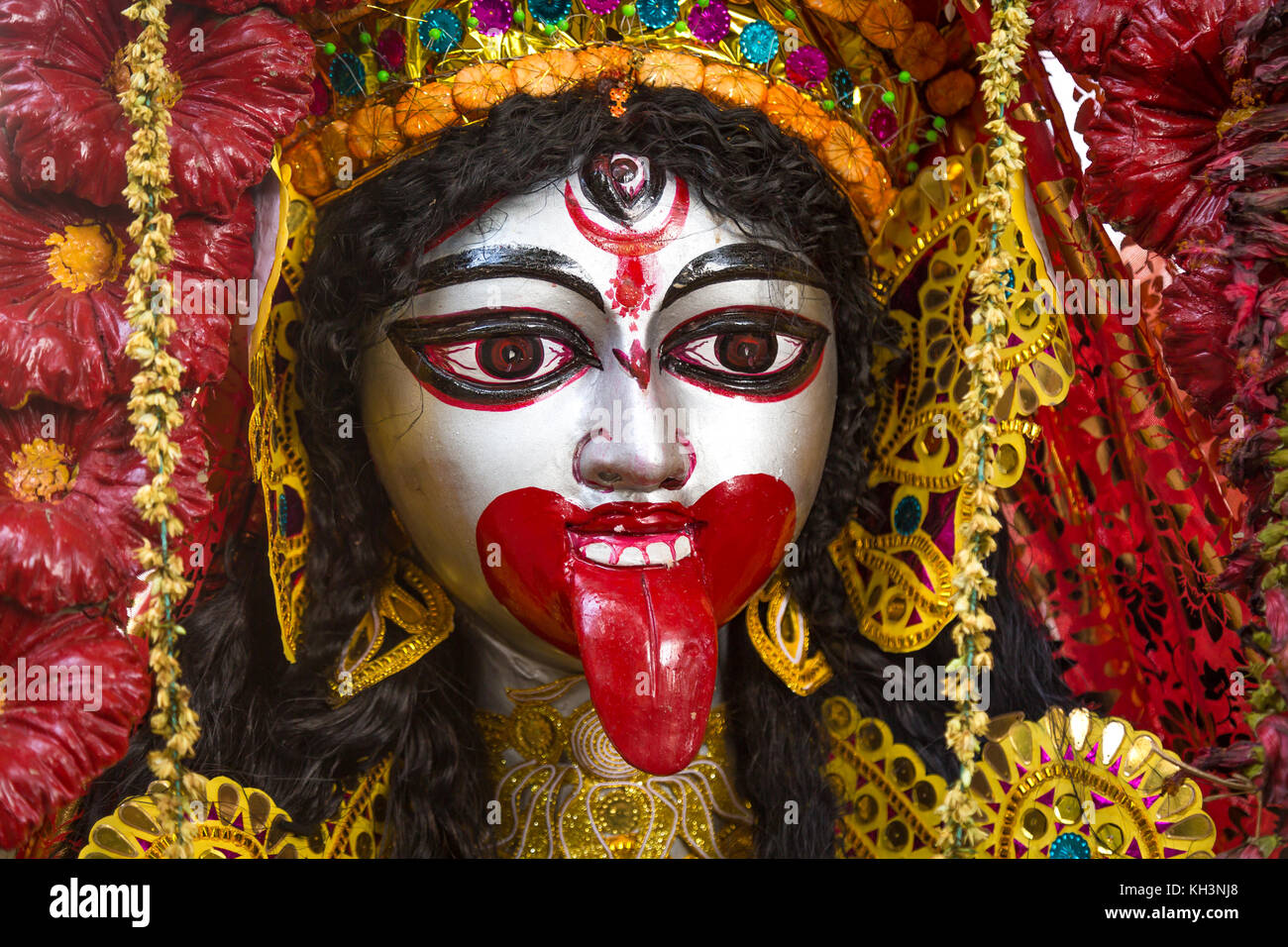 La déesse Kali hindoue décoré avec des ornements et des fleurs à vue en gros plan. photographie prise à la zone de kumartuli Calcutta Inde Banque D'Images