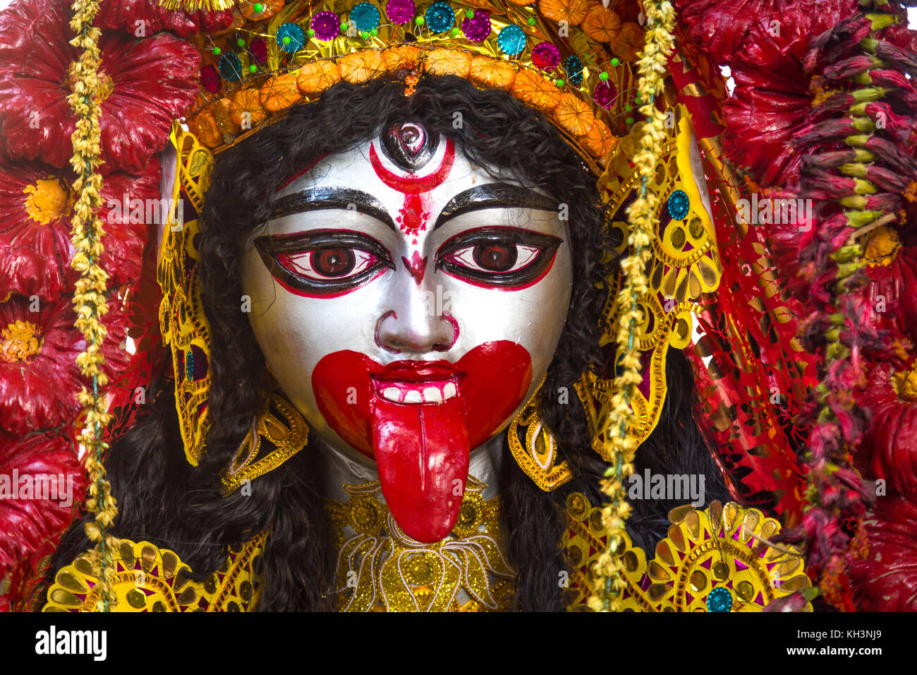 La déesse Kali hindoue décoré avec des ornements et des fleurs à vue en gros plan. photographie prise à la zone de kumartuli Calcutta Inde Banque D'Images