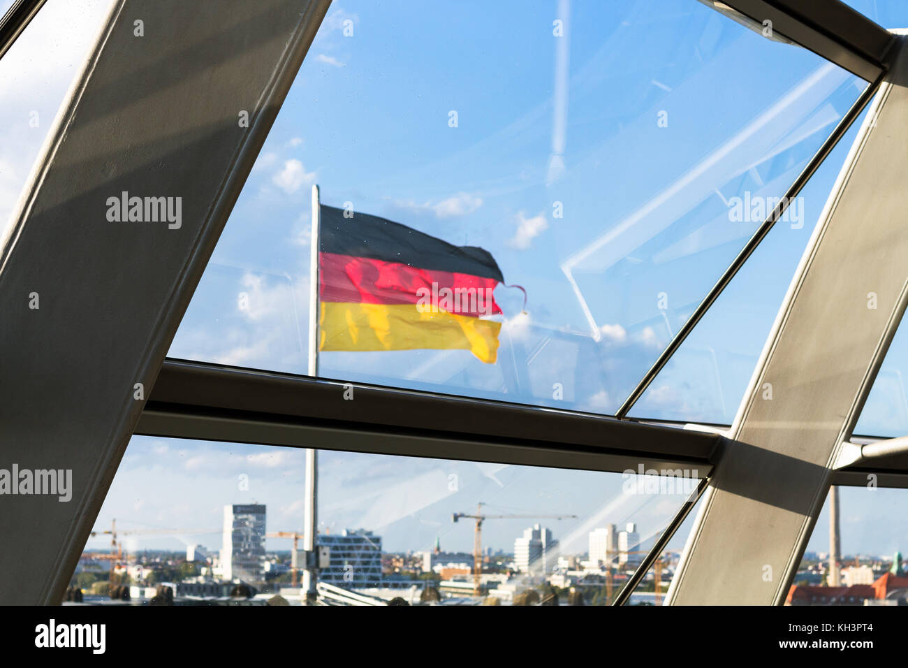 BERLIN, ALLEMAGNE - 13 SEPTEMBRE 2017 : fenêtres en verre du bâtiment Reichstag dans la ville de Berlin. Le dôme de Reichstag est un dôme de verre sur le dessus du bâtiment de Reichstag, Banque D'Images